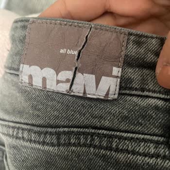 Mavi Marka Pantolonun Amblemi Yırtıldı