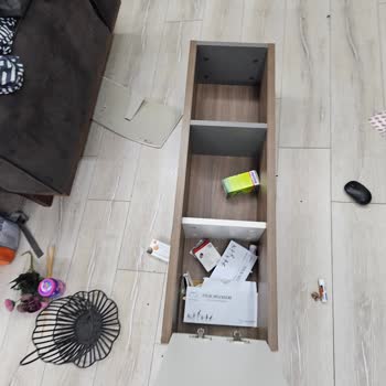 Enza Home Dolap Çok Tehlikeli Bir Şekilde Düştü