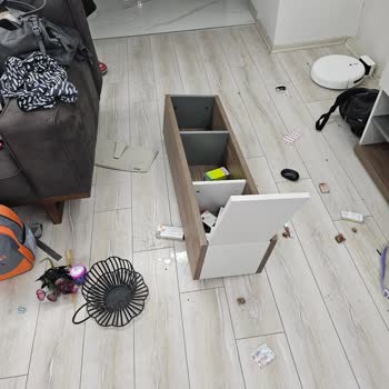 Enza Home Dolap Çok Tehlikeli Bir Şekilde Düştü