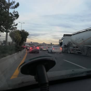 Emniyet Genel Müdürlüğü Yoğun Saatlerde Ağır Vasıtaların Trafiğe Çıkmasını Engelleyiniz