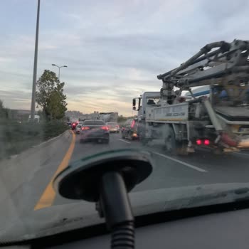 Emniyet Genel Müdürlüğü Yoğun Saatlerde Ağır Vasıtaların Trafiğe Çıkmasını Engelleyiniz