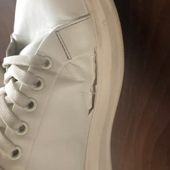 Bershka Ayakkabıda Üretim Hatası Sebebiyle Yanların Tamamen Açılması