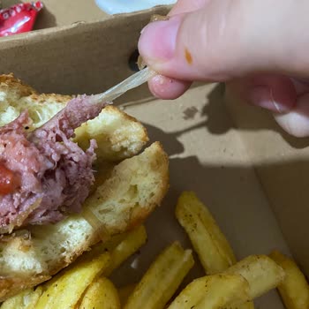 Kricket Burger Plastik Kaplı Pişmemiş!