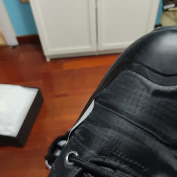 Versace Jeans Ayakkabı Üstü Yapışkan Yeri Sökülüyor