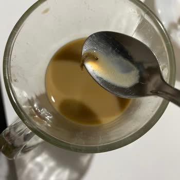 Nescafe İçinde Küçük Kurtçuk Çıktı