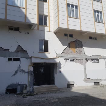 Çevre, Şehircilik Ve İklim Değişikliği Bakanlığı Apartman Duvarlarının Onarılmaması
