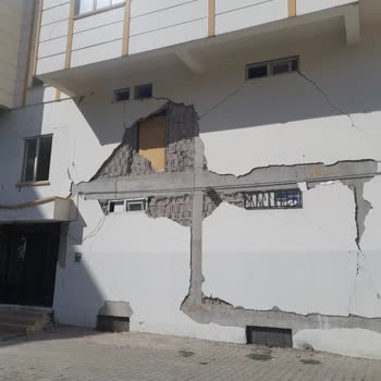 Şanlıurfa Büyükşehir Belediyesi Bina Duvarlarının Onarılmaması