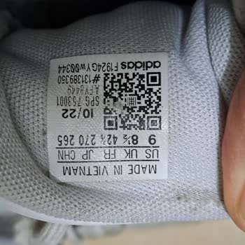 Adidas Ürününün Arkasında Değil