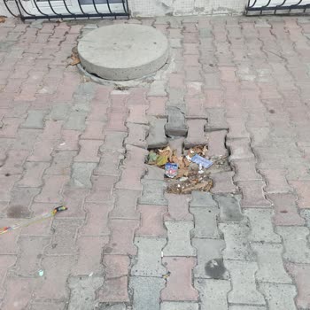 Esenyurt Belediyesi Kaldırım Ve Kanalizasyon Kapakları Sorunu