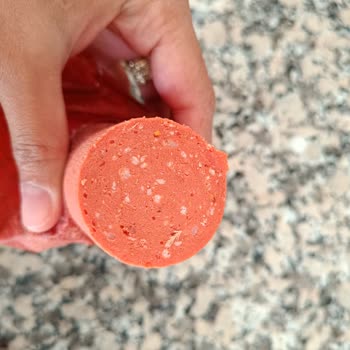 Gedik Piliç Baton Sucuk İçerisinde Tüy