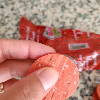 Gedik Piliç Baton Sucuk İçerisinde Tüy