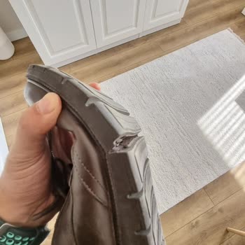 Divarese Ayakkabının Tabanı Kırıldı
