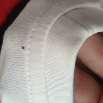 Mavi T-shirt Delik Oluştu