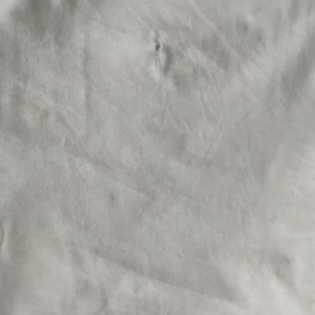 Mavi T-shirt Delik Oluştu
