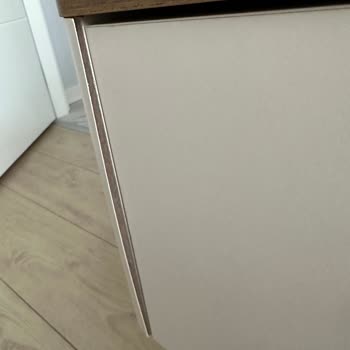 Kelebek Mobilya Komodin Kaplaması Koptu