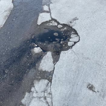 Bornova Belediyesi Kazılmış Yol Patlak Pis Su Boruları