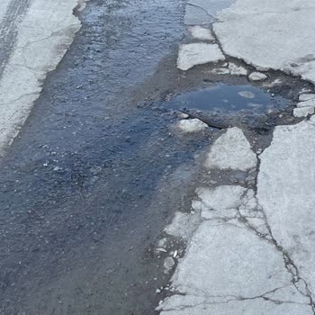 Bornova Belediyesi Kazılmış Yol Patlak Pis Su Boruları