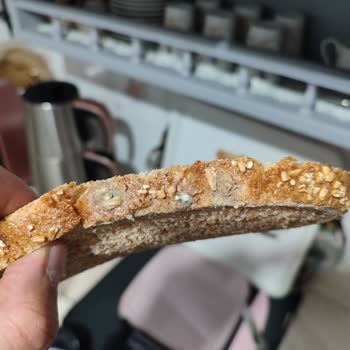 Uno Ekmek Küflü Ekmek Satıyor