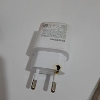 Samsung Telefon Şarj Adaptörüm Şarjdayken Yandı