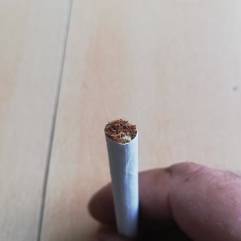 Camel Brown Sigaranın İçinden Tahta Odun Parçası Çıkıyor.!