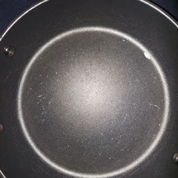 Karaca Züccaciye Karaca Tava Tabanında Beyaz Lekeler Oluştu Ve Kaplaması Soyuldu.