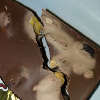 Ülker Bütün Antep Fıstıklı Kare Çikolata 65g - Üründe Beyazlıklar Var