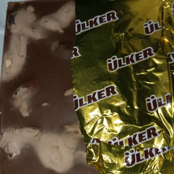 Ülker Bütün Antep Fıstıklı Kare Çikolata 65g - Üründe Beyazlıklar Var