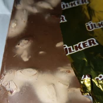 Ülker Bütün Antep Fıstıklı Kare Çikolata 65g - Üründe Beyazlıklar Var