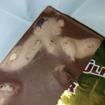 Ülker Bütün Antep Fıstıklı Kare Çikolata 65g - Üründe Beyazlıklar Var
