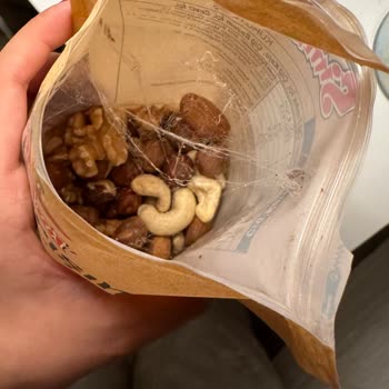 BİM Kuruyemiş İçinde Örümcek Ağı