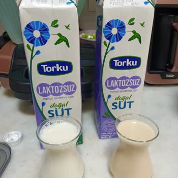 Torku Laktozsuz Sütün Rengi Pembe Kahverengi Arası