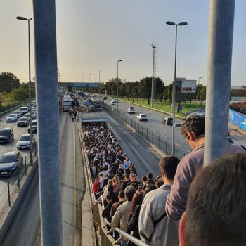 İETT - İstanbul Elektrik Tramvay Tünel Metrobüste Bile Trafik Sorunu