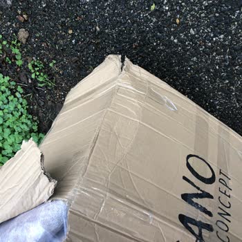 Sürat Kargo Sürat Personeli Kargoyu Yolun Ortasına Bıraktı