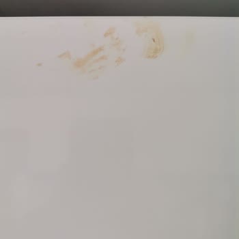 Altus Marka Buzdolabı Kapağındaki Lekeler