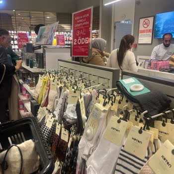 Koton Mağazası Kasada Bekleme