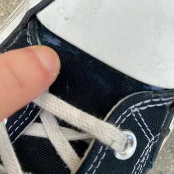 Converse Parmak Ucu Yırtığı