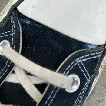 Converse Parmak Ucu Yırtığı