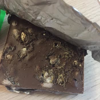 Ülker Antep Fıstıklı Çikolata Kurtlanması