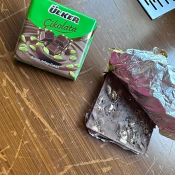 Ülker Antep Fıstıklı Çikolata Kurtlanması