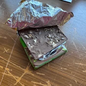 Ülker Antep Fıstıklı Çikolata Kurtlanması