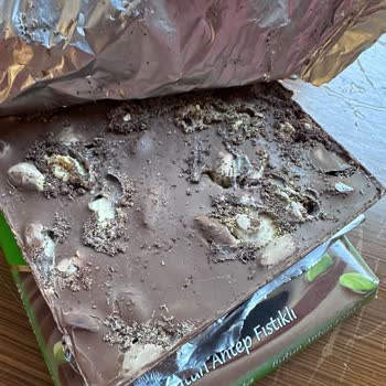 Ülker Antep Fıstıklı Çikolata Kurtlanması