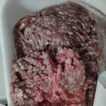 Kim Market Sağlıksız Siyah Olan Et