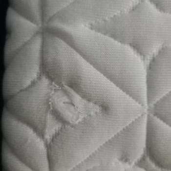 Yatsan Lekeli Yırtık Yatak