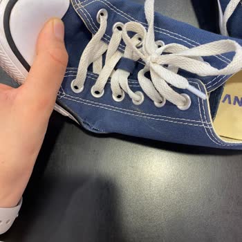 Converse Ayakkabı Yanlarından Açıldı