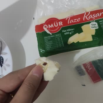 Bizim Toptan Satış Mağazaları Ömür Kaşar Peyniri İçinden Çıkan Cisim