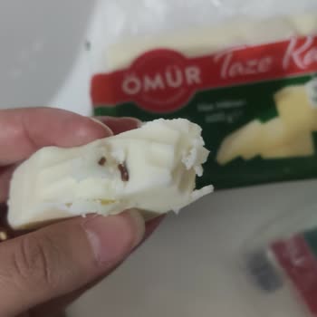 Bizim Toptan Satış Mağazaları Ömür Kaşar Peyniri İçinden Çıkan Cisim