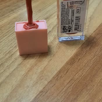 Pastel Kozmetik Ürünün Kapağının Kırılması