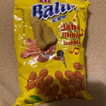 Eti Balık Krakerin İçinden Kocaman Sarı Nugget Kadar Olan Bir Şey Çıktı