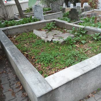 İBB - İstanbul Büyükşehir Belediyesi Mezarlıktaki Mezar Taşları Kırılıyor