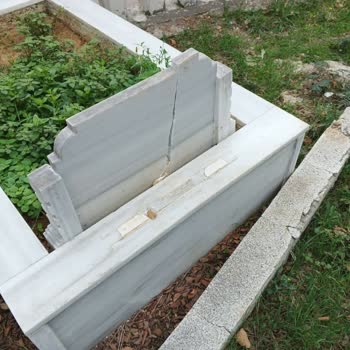 İBB - İstanbul Büyükşehir Belediyesi Mezarlıktaki Mezar Taşları Kırılıyor